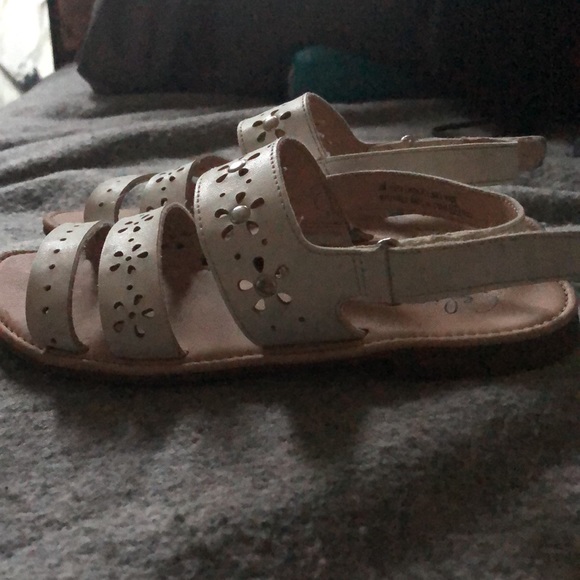 i want to sell these sandals bc they don’t fit me anymore. They are a size 3 - Picture 3 of 3